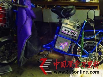 肖女士購買的力派電動車使用一個月就已爆胎兩次,專賣店稱輪胎已過保修期,不予更換。 肖女士提供 肖女士購買的力派電動車使用一個月就已爆胎兩次,專賣店稱輪胎已過保修期,不予更換。 肖女士提供