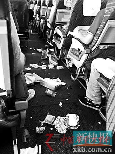 南航客機(jī)遇晴空顛簸11人傷剛起飛不久急速下墜