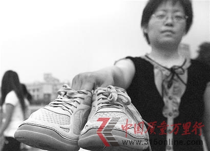 李寧鞋被曝買(mǎi)兩天鞋頭卷毛邊受消費(fèi)者質(zhì)疑