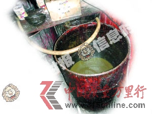 懷疑用來(lái)勾兌油的鐵桶十分骯臟,里面的油更是污濁不堪。 懷疑用來(lái)勾兌油的鐵桶十分骯臟,里面的油更是污濁不堪。