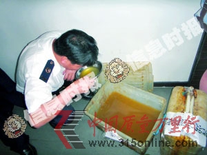 在珠海市楚天酒樓查獲的菜油。 在珠海市楚天酒樓查獲的菜油。