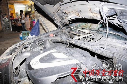 剛買半年奔馳當街起火車主懷疑車系自燃(圖)