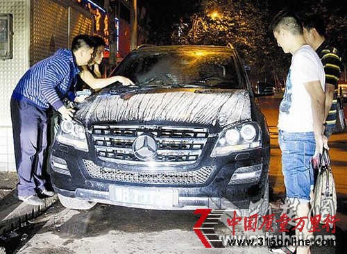 剛買半年奔馳當街起火車主懷疑車系自燃(圖)