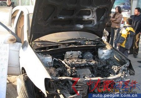 東風(fēng)悅達(dá)起亞車頻頻自燃車主守在4S店門前維權(quán)