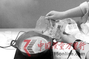 實驗中,向鍋中加入食用明礬。