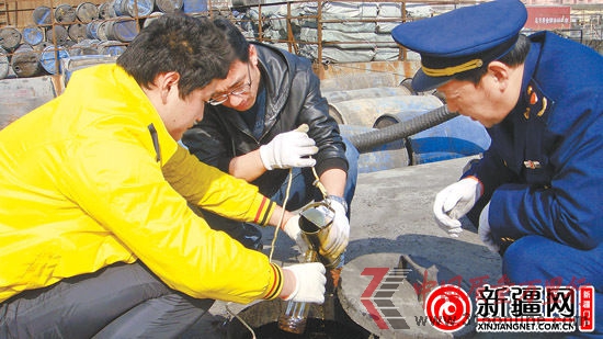 近日,烏魯木齊市工商局執(zhí)法人員在對烏魯木齊散裝油摸底過程中與糧油質(zhì)檢人員一同抽檢散裝食用油。唐紅梅 攝