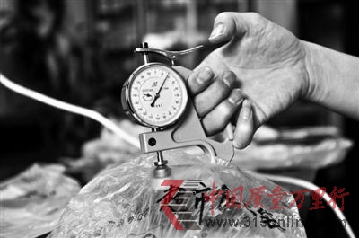 用測(cè)厚儀測(cè)試發(fā)現(xiàn),一家超市主食廚房提供的塑料袋厚度為0.018mm,符合規(guī)定。 用測(cè)厚儀測(cè)試發(fā)現(xiàn),一家超市主食廚房提供的塑料袋厚度為0.018mm,符合規(guī)定。