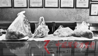 將食用油加熱至150攝氏度,倒入食品袋后,不合格的食品袋會(huì)被燙破。 將食用油加熱至150攝氏度,倒入食品袋后,不合格的食品袋會(huì)被燙破。