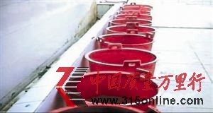 新建縣不少中小學(xué)校的廁所內(nèi)突然擺滿了紅色的塑料桶。 新建縣不少中小學(xué)校的廁所內(nèi)突然擺滿了紅色的塑料桶。