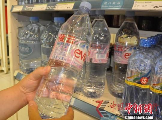 市場上在售的依云礦泉水。門杰丹 攝