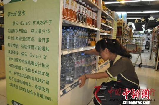 商場專柜上依云礦泉水的宣傳赫然醒目。門杰丹 攝