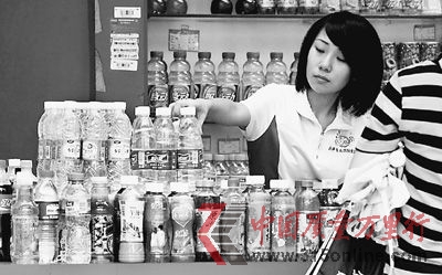 圖為南京一家食品商場(chǎng)里銷售的飲料和礦泉水。人民圖片