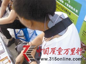 安裝在老人脖子上的“電極”端,通完電以后,老人的頭,馬上規律地抖了起來。 安裝在老人脖子上的“電極”端,通完電以后,老人的頭,馬上規律地抖了起來。