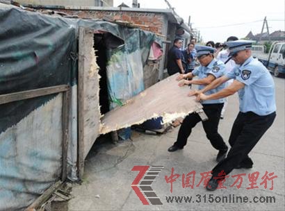 執法人員拆除加工窩棚 執法人員拆除加工窩棚