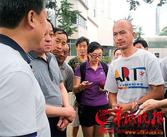 德州市政府派員赴京了解情況,并交給杜舍厚(右一)1 萬元捐款 羊城晚報記者 余姝 攝