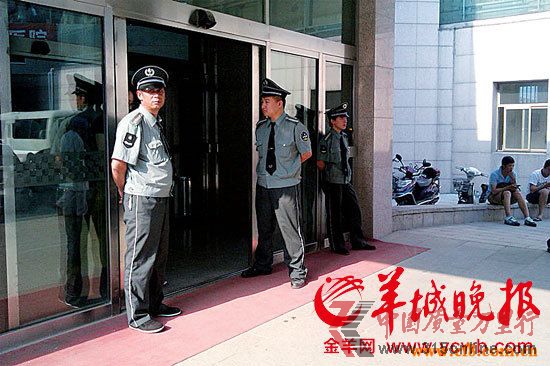 八一兒童醫院門口三名保安守門, 院方不希望媒體過多介入, 以免影響小傳旺的治療 余姝 攝