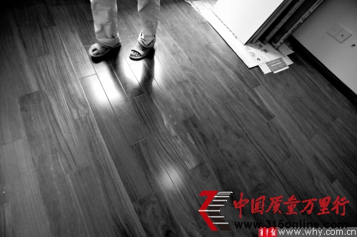 唐女士家中的木地板明顯有色差。本報記者 丁嘉 攝 唐女士家中的木地板明顯有色差。本報記者 丁嘉 攝