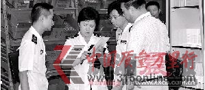 昨日,市食品藥品監(jiān)督管理局執(zhí)法人員查處安利的不合格產(chǎn)品。圖/記者張軼 實(shí)習(xí)生宋漢濤 昨日,市食品藥品監(jiān)督管理局執(zhí)法人員查處安利的不合格產(chǎn)品。圖/記者張軼 實(shí)習(xí)生宋漢濤