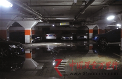 <b>前天,歐陸經(jīng)典小區(qū)地下車(chē)庫(kù)2層內(nèi)仍有不少積水。本報(bào)記者王苡萱攝</b> <b>前天,歐陸經(jīng)典小區(qū)地下車(chē)庫(kù)2層內(nèi)仍有不少積水。本報(bào)記者王苡萱攝</b>