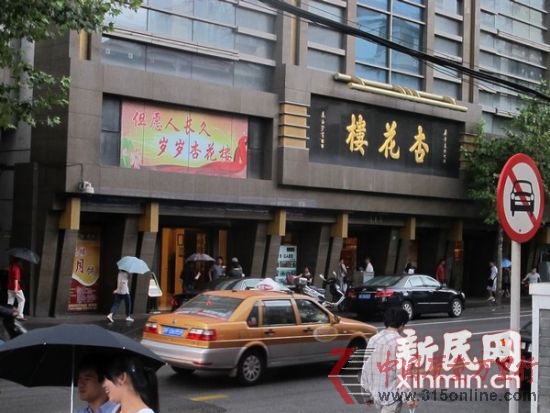 天公雖然不作美,但門店前的“月餅黃牛”數(shù)量仍是不少。新民網(wǎng)記者朱正炎 現(xiàn)場回傳
