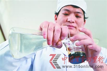 將26克焦糖色添加劑稀釋成液體,倒入鹽水三角瓶中,攪拌均勻。