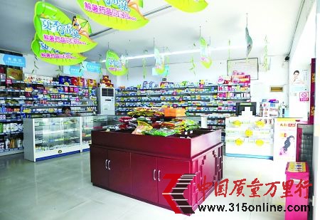 8月8日,重慶市沙坪壩區(qū)石碾盤,記者所調(diào)查的這家藥店里不見藥師。記者 吳珊 攝 8月8日,重慶市沙坪壩區(qū)石碾盤,記者所調(diào)查的這家藥店里不見藥師。記者 吳珊 攝