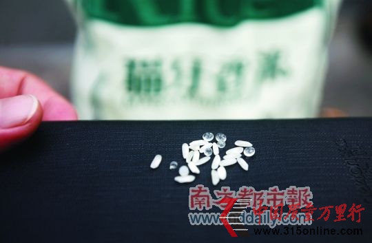 孫先生從百佳超市買(mǎi)回的米里摻雜了不明膠粒狀物體。南都記者 梁清 攝 孫先生從百佳超市買(mǎi)回的米里摻雜了不明膠粒狀物體。南都記者 梁清 攝
