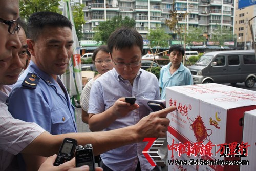 工商執法人員依法對山寨產品進行查扣。中新網 秦辰攝 工商執法人員依法對山寨產品進行查扣。中新網 秦辰攝