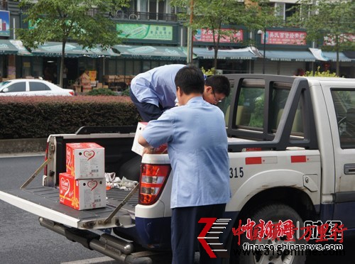 工商執法人員依法對山寨產品進行查扣。中新網 秦辰攝 工商執法人員依法對山寨產品進行查扣。中新網 秦辰攝