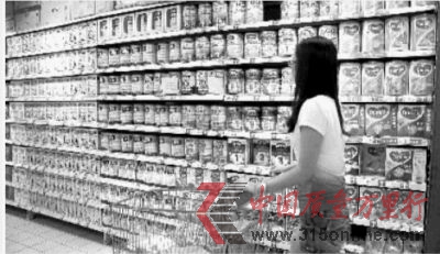 9月2日下午,長沙市芙蓉路家樂福超市,正在采購嬰幼兒奶粉的家長們。實(shí)習(xí)生 唐俊 攝