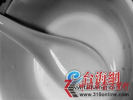 牛奶倒到碗里后發(fā)現(xiàn)了蟲(chóng)子 牛奶倒到碗里后發(fā)現(xiàn)了蟲(chóng)子