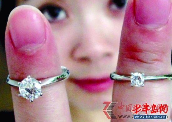 市民劉小姐花了1萬元錢定制的一枚半克拉鉆戒(左),比她在商場里用1萬多元買的鉆戒,個頭大了一倍多。 市民劉小姐花了1萬元錢定制的一枚半克拉鉆戒(左),比她在商場里用1萬多元買的鉆戒,個頭大了一倍多。