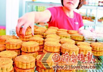 街頭許多小店銷售的月餅沒有生產日期等信息。本報記者 鄒俊美 攝 街頭許多小店銷售的月餅沒有生產日期等信息。本報記者 鄒俊美 攝
