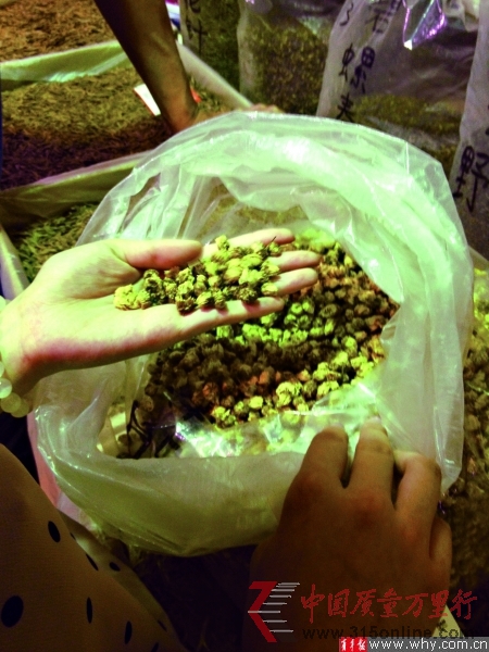 大寧茶城燈光發黃,散裝菊花顏色偏黃。 大寧茶城燈光發黃,散裝菊花顏色偏黃。