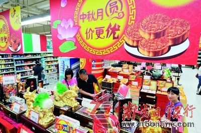 執(zhí)法人員建議消費者,要到信譽度高、進貨把關(guān)嚴格、經(jīng)營時間較長的大超市、大商場購買月餅。 丁玎 攝 執(zhí)法人員建議消費者,要到信譽度高、進貨把關(guān)嚴格、經(jīng)營時間較長的大超市、大商場購買月餅。 丁玎 攝