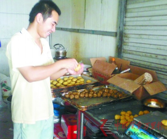 小作坊內又臟又亂,面團直接放在電子秤上稱重 。 小作坊內又臟又亂,面團直接放在電子秤上稱重 。