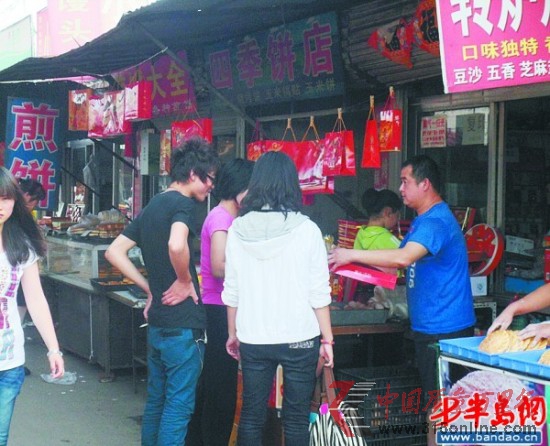 日照石臼市場上,大餅店也開始賣月餅。 日照石臼市場上,大餅店也開始賣月餅。