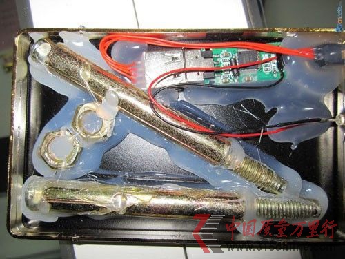 假冒的移動硬盤內部僅有兩個粗大的螺絲(資料圖片)