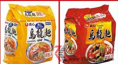 農(nóng)心泡面在韓國驗出含致癌物,臺灣進口爽口海鮮味烏龍面(左圖)、香辣海鮮味烏龍面(右圖)。(圖片來源互聯(lián)網(wǎng))