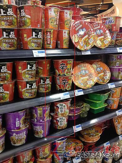 圖片說明:滬超市暫未下架農心方便面 圖片說明:滬超市暫未下架農心方便面