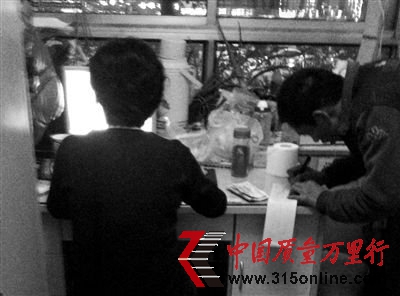 探秘假牙黑作坊:成本幾十元到醫(yī)院賣(mài)六千