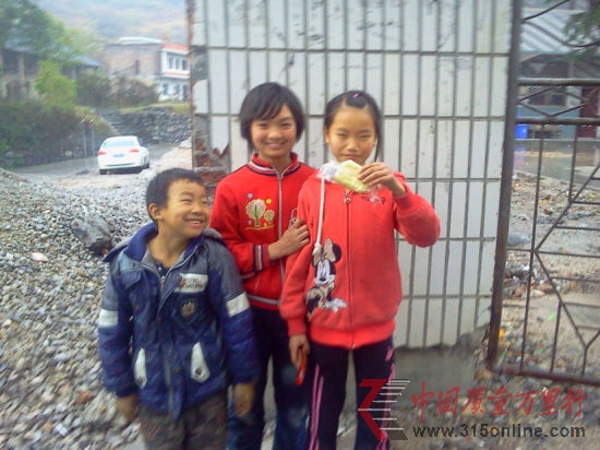 小學生拿起營養(yǎng)餐中配送的面包說:“不好吃。” 劉希平 攝