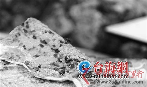 扛不動(dòng)、砍不壞、砸不爛,像鐵一樣堅(jiān)硬的路邊切糕,被檢出嚴(yán)重細(xì)菌超標(biāo)。昨天,思明區(qū)將沒(méi)收的4000多斤切糕送往后坑銷(xiāo)毀。