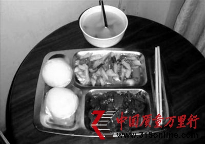 9月7日,湖南衡陽江口鎮,家長們打聽試驗的事。新京報記者 黃玉浩 攝