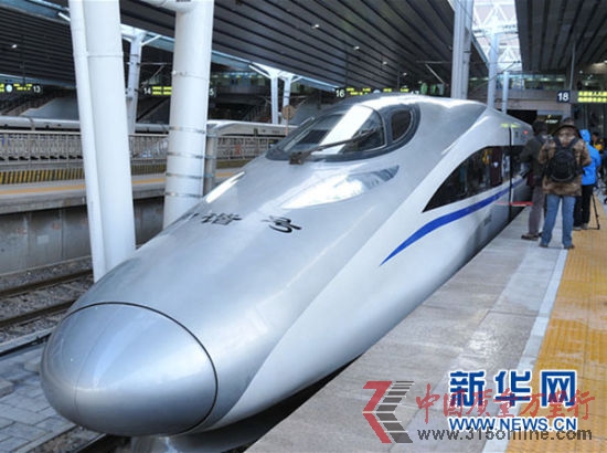 作為我國《中長期鐵路網規劃》中“四縱四橫”高速鐵路的重要“一縱”,京廣高鐵北起北京,經石家莊、鄭州、武漢、長沙,南至廣州,全程2298公里,是世界運營里程最長的高速鐵路,全線設計速度為350公里/小時,初期運
