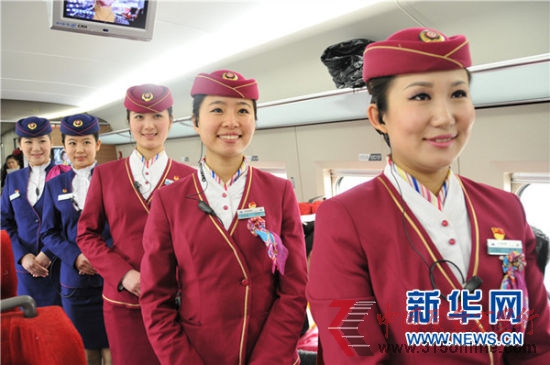 圖為京廣高鐵漂亮的“高姐”,穿紅色衣服的為乘服員,穿紫色衣服的餐服員。一趟16節車廂的列車乘服員和餐服員的人數為“一長五”,即一位列車長,五位服務人員。據了解,“高姐”平均年齡23歲,身高165米以上,大專文化水平,相貌較好。黃玥 攝 圖為京廣高鐵漂亮的“高姐”,穿紅色衣服的為乘服員,穿紫色衣服的餐服員。一趟16節車廂的列車乘服員和餐服員的人數為“一長五”,即一位列車長,五位服務人員。據了解,“高姐”平均年齡23歲,身高165米以上,大專文化水平,相貌較好。黃玥 攝