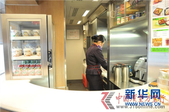 圖為G84次列車餐車車廂開放式廚房。黃玥 攝 圖為G84次列車餐車車廂開放式廚房。黃玥 攝