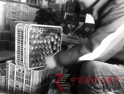 22日下午,工人將“早產”13天的阿爾發(fā)杏仁露包裝進盒。 22日下午,工人將“早產”13天的阿爾發(fā)杏仁露包裝進盒。