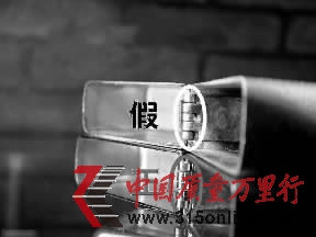 正品Zippo的鉸鏈上下卡片連接處,都有一條虛線,當合蓋時,上下2條虛線就會連成一條直線,假機則做不出來。 正品Zippo的鉸鏈上下卡片連接處,都有一條虛線,當合蓋時,上下2條虛線就會連成一條直線,假機則做不出來。