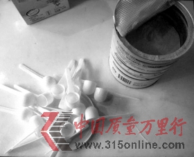 1月2日,長(zhǎng)沙市花橋小區(qū),譚女士家中桌上擺放著剛買回來的一罐奶粉,以及從奶粉罐里拿出的18只勺子。圖/譚女士提供 1月2日,長(zhǎng)沙市花橋小區(qū),譚女士家中桌上擺放著剛買回來的一罐奶粉,以及從奶粉罐里拿出的18只勺子。圖/譚女士提供